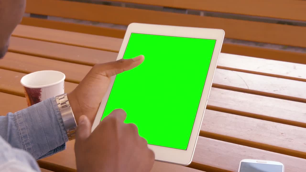 vista por encima del hombro de un hombre usando una tableta