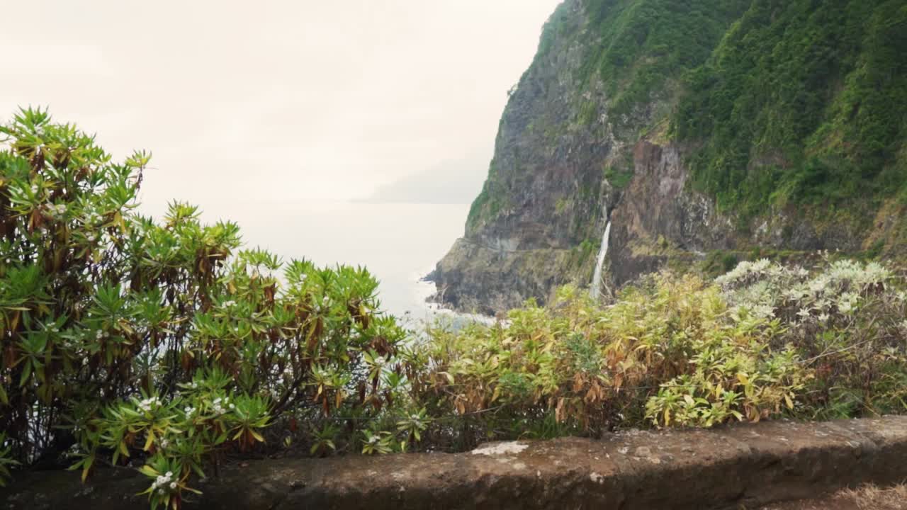 절벽 아래로 떨어지는 해안 폭포