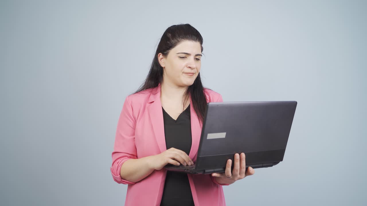 mujer de negocios mirando la computadora portátil con emoción.