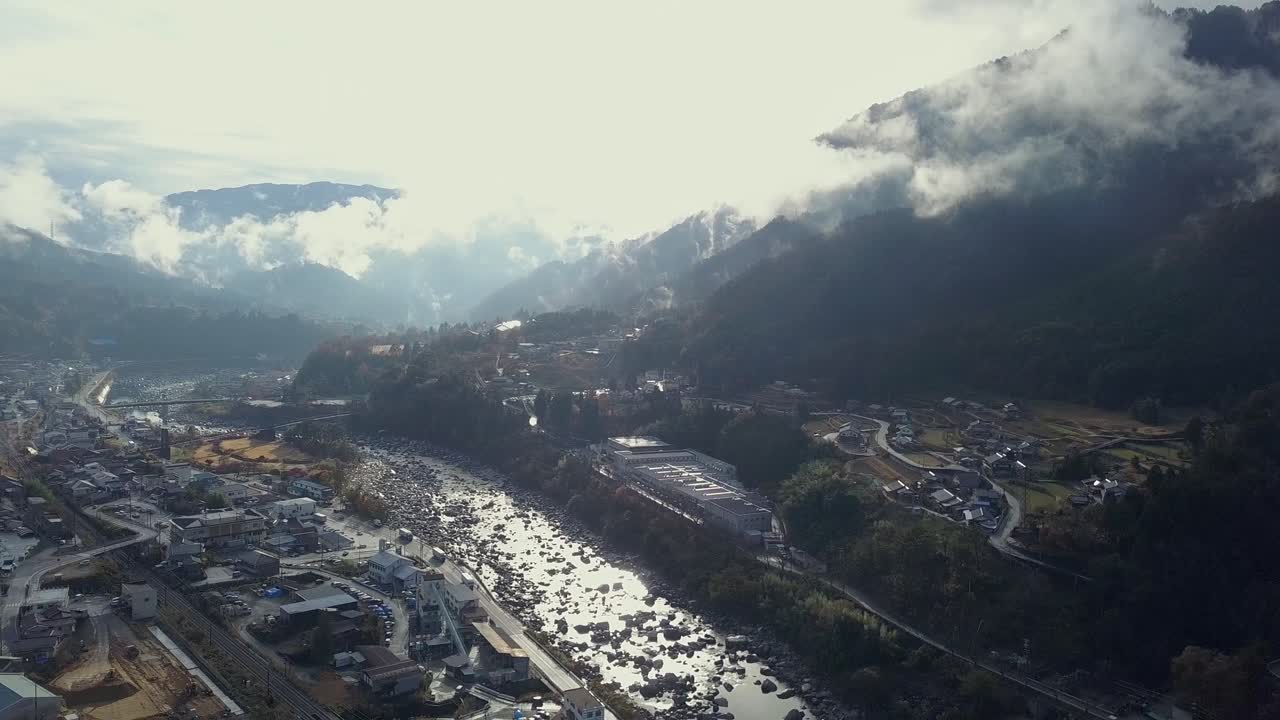 Splendida luce dorata del sole che irrompe attraverso le nuvole della bassa valle, Nagiso, Giappone