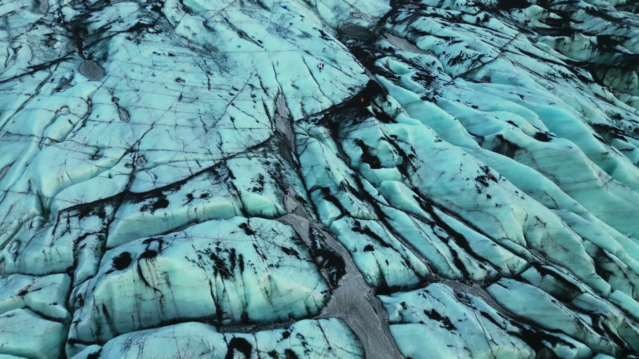 얼어붙은 물 위의 얼음 덩어리를 드론으로 촬영