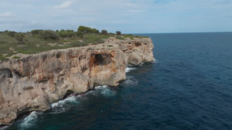 在馬洛卡的卡拉瓦克斯 (cala vargas) 壯觀的懸崖上空的無人機飛行