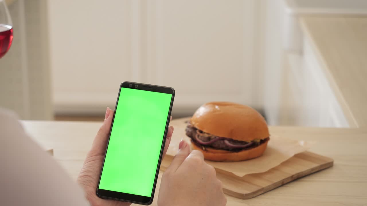viendo el menú en línea de la tienda de alimentos, el servicio de entrega, la persona usando la pantalla de pedido de la aplicación