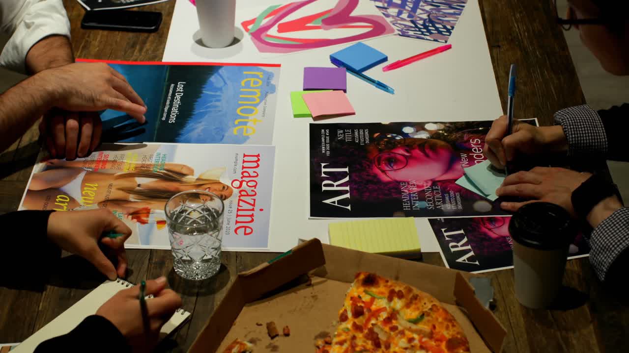 ejecutivos de negocios que trabajan en el escritorio en la oficina 4k