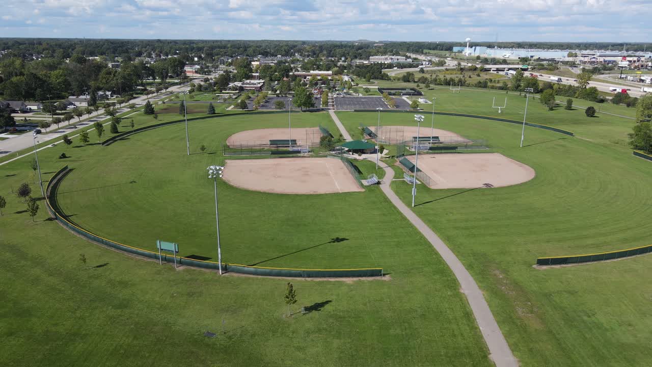 시빅 센터 파크 (civic center park) 는 미시간 주 우드헤븐 (woodhaven) 에서 볼 수 있다.