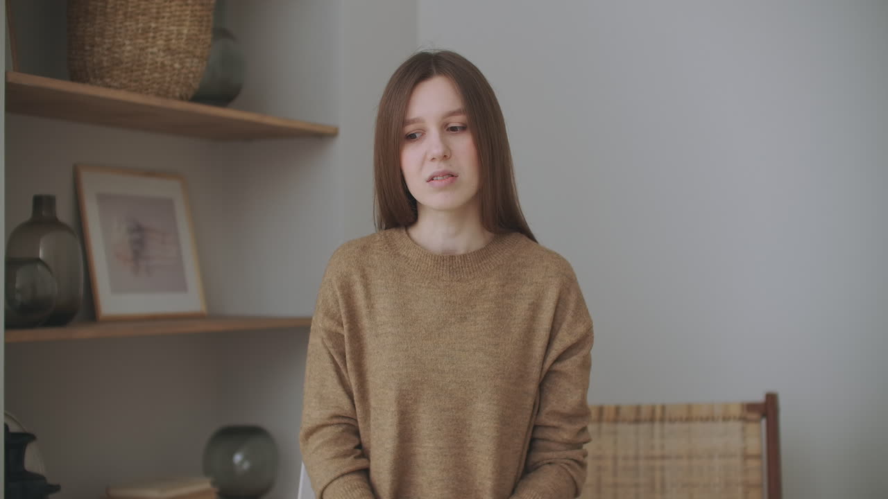 웨비나 강의를 듣거나 참여 한 여성 컨퍼런스 콜 여성 리더 코치 멘토가 가상 비디오 채팅 온라인 교육 웹캐스트에서 말합니다.