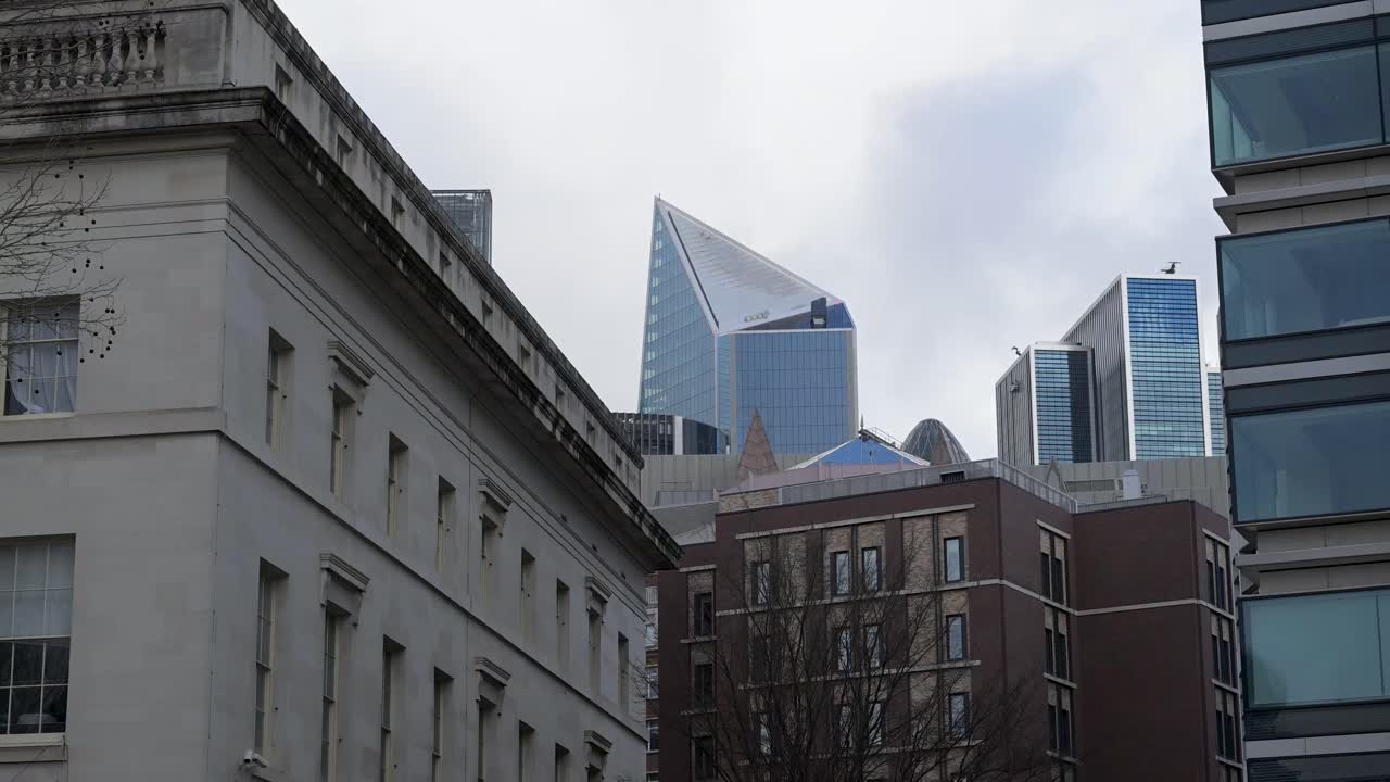 En levant les yeux vers la façade de verre aux lignes géométriques précises et les lignes architecturales élancées du gratte-ciel 52 Lime Street, connu sous le nom de The Scalpel, dans le quartier financier de la Cité de Londres.