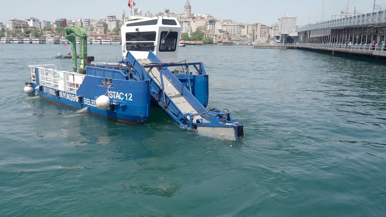이스탄불 의 물 에서 쓰레기 를 수집 하는 배