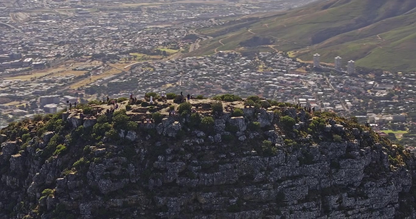 Sorvolo aereo v27 con teleobiettivo a volo d'uccello di Città del Capo, Sudafrica, intorno alla cima di Lion's Head, sopra Signal Hill, Green Point, il centro e Camps Bay - Girato con Mavic 3 Pro Cine - 11 gennaio 2024