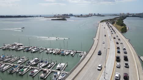 vista aérea ascendente de clearwater, puente de la calzada de florida que va a la playa de clearwater