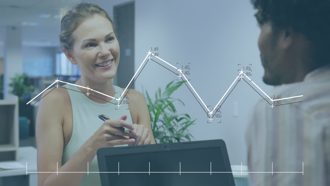 анимация обработки данных над различными мужчинами и женщинами коллеги обсуждают в офисе