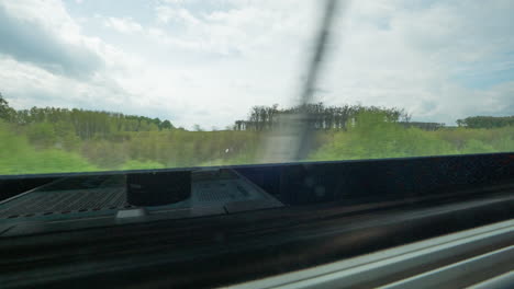 lapso de tiempo de cambios de paisajes en la ventana del tren