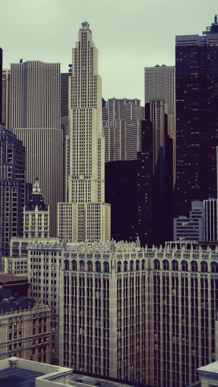 Vista dello skyline cittadino che mette in mostra l'architettura moderna e storica al crepuscolo