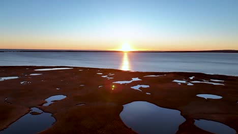 puesta de sol escénica en el océano en eyrarbakki, islandia - toma aérea de drones