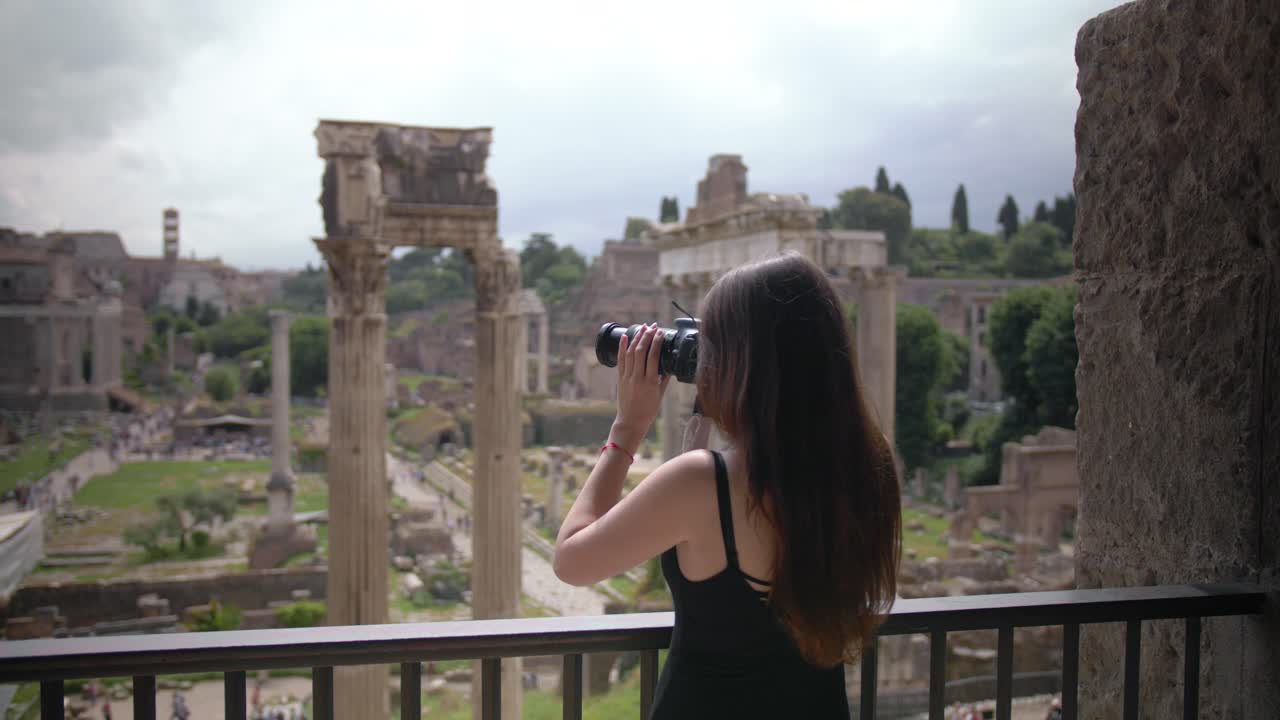 foro romano en roma, italia con una chica en primer plano con una cámara