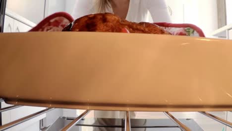 mujer quitando una sartén de horno con comida dulce del horno