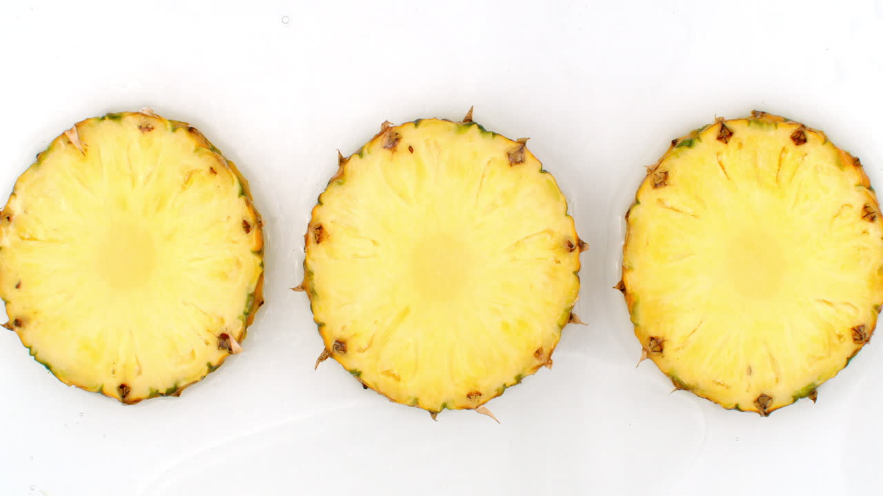 천천히 움직이는 물의 스프레이는 색 배경에 많은 발표와 함께 아름다운 매운 과일에 물을 습니다. 채식주의자 및 과일주의자.