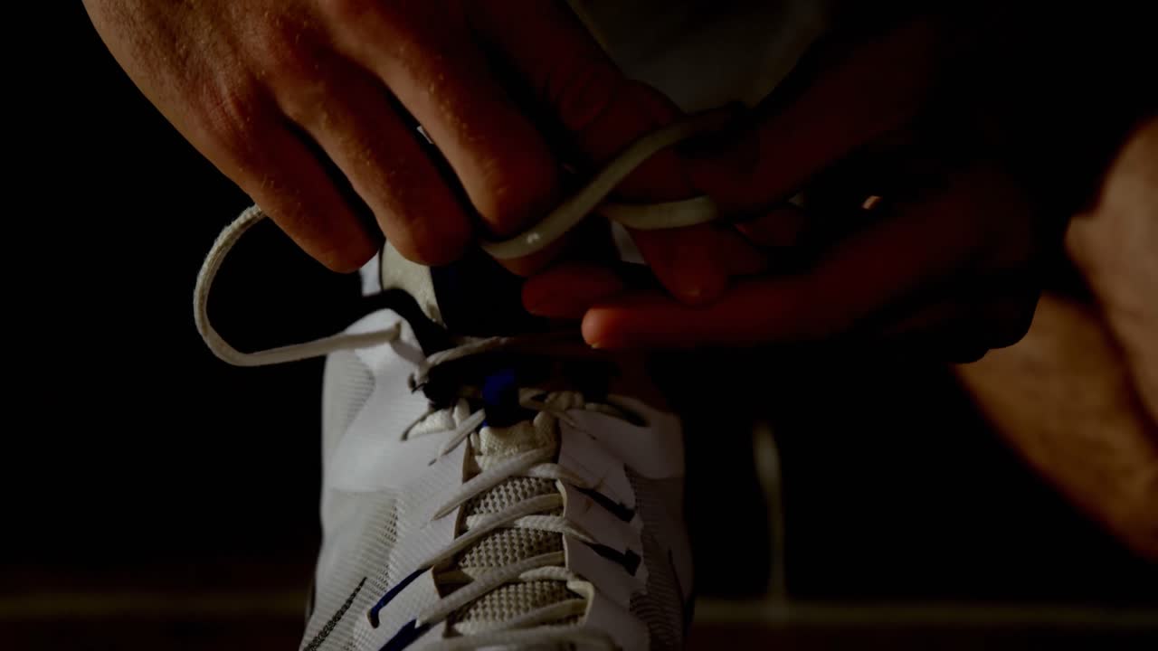 코트에서 신발을 입은 농구 선수 4k