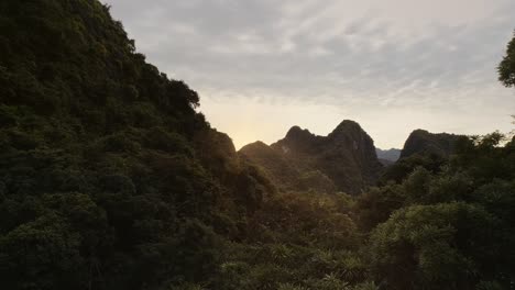 Vista-De-Drones-De-La-Bahía-De-Halong-En-Vietnam