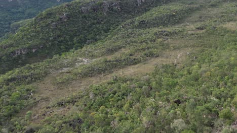 aerial-view-of-fields-and-hills-in-Chapada-dos-Veadeiros-National-Park,-Goiás,-Brazil