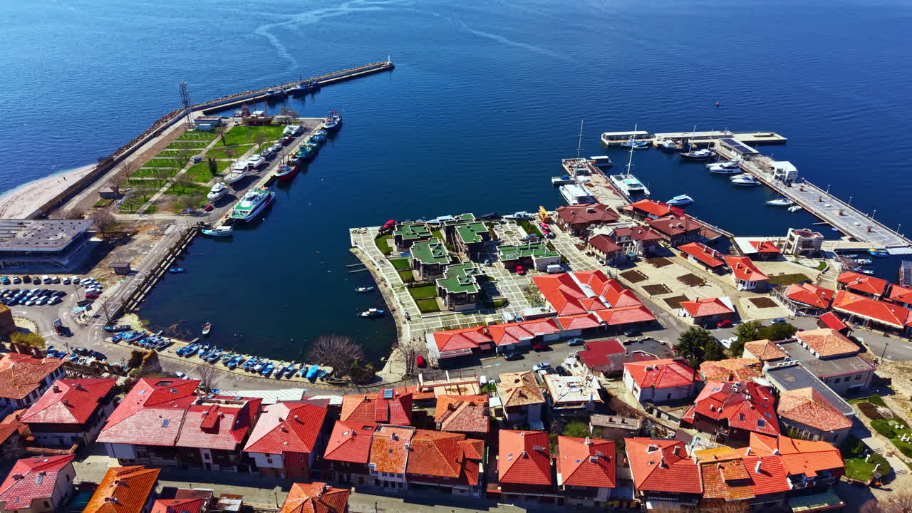 Besök i Nesebars gamla stad med natursköna vyer över hamnen, förtöjda båtar och aktiviteter vid vattnet under en klar dag i Bulgarien.