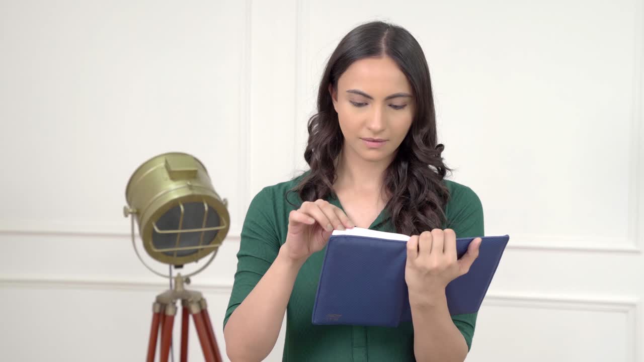 mujer india leyendo un libro