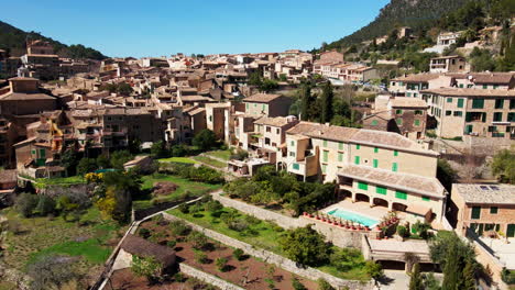 Lento-Pan-Aéreo-Del-Pueblo-De-Montaña-Deia-En-Mallorca-En-Un-Caluroso-Día-De-Verano