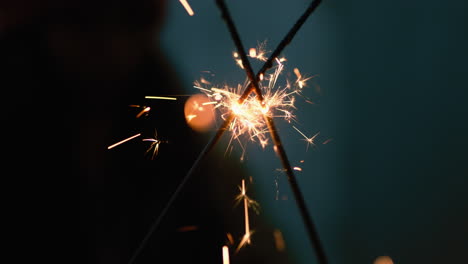 Cerrar-Mujer-Bengala-Celebrando-La-Celebración-De-Nochevieja-Sosteniendo-Fuegos-Artificiales-Festivos-En-La-Noche