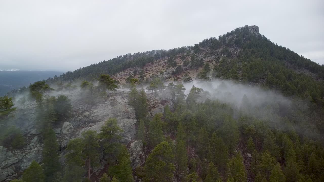 vista aérea de la montaña eagle cliff y los acantilados rocosos con niebla sobre la cresta, estes park, colorado