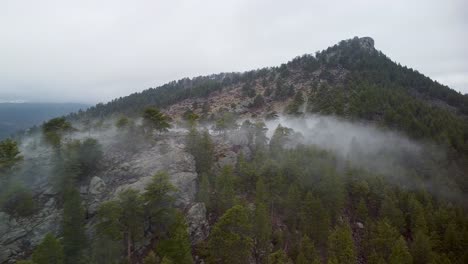 Vista-Aérea-De-La-Montaña-Eagle-Cliff-Y-Acantilados-Rocosos-Con-Niebla-Sobre-La-Cresta,-Estes-Park,-Colorado