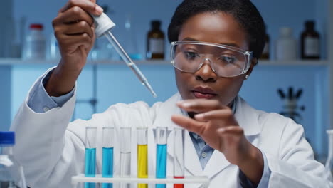 científica que lleva a cabo un experimento en un laboratorio