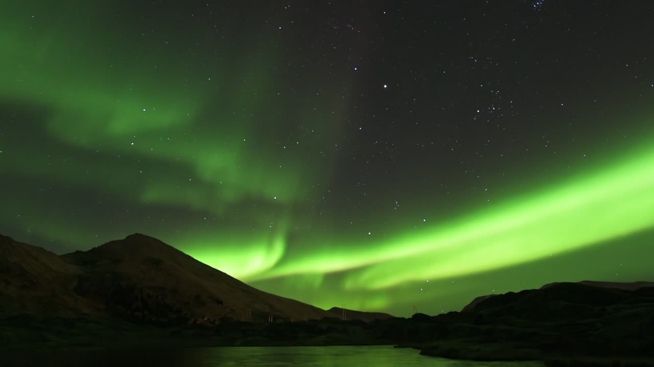 intensas luces del norte en el norte de noruega, explosión de aurora