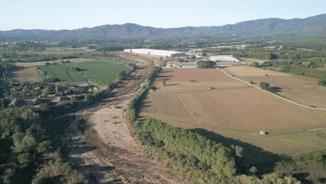 Drohnenflug-über-Einen-Trockenen-Fluss,-Der-Von-Der-Dürre-In-Europa-In-Einem-Landwirtschaftlichen-Gebiet-Betroffen-Ist