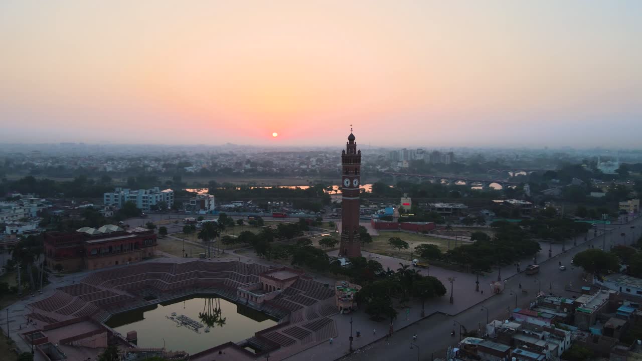 una toma aérea de alta altitud de la torre del reloj de lucknow, mostrando su grandeza al amanecer.