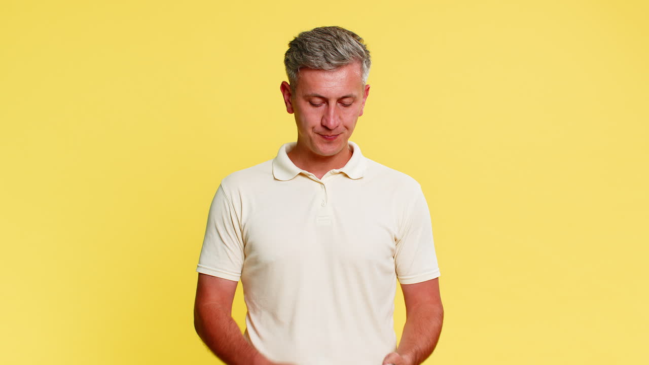 Uomo che termina lentamente una chiamata sullo smartphone con un sospiro dopo un'importante conversazione, mostrando una reazione emotiva