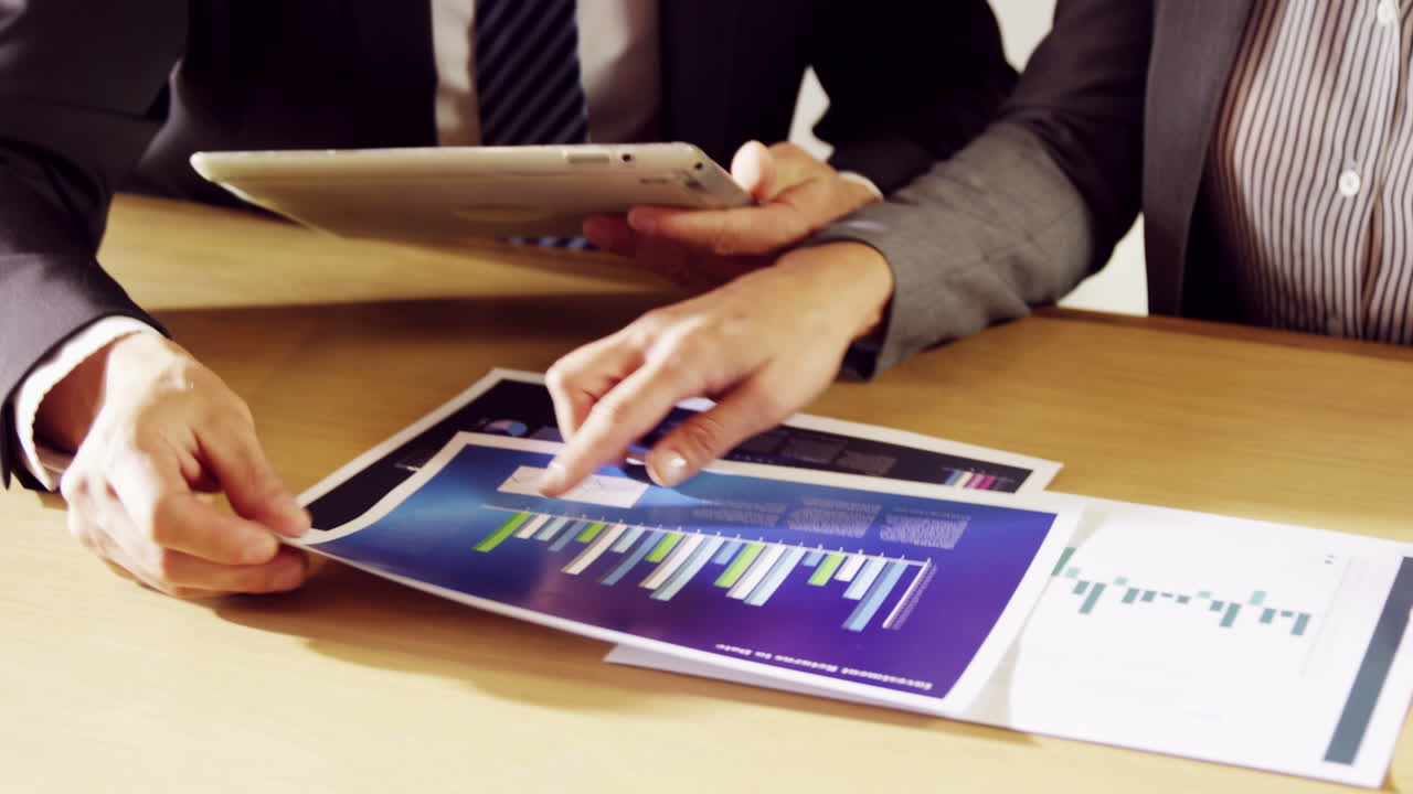 personas de negocios serios trabajando juntos mientras miran el gráfico