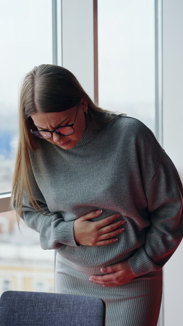 mujer con dolor de estómago