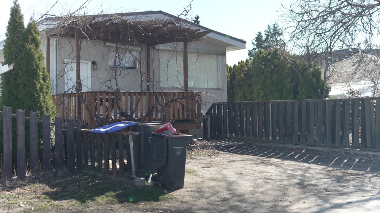 이른 봄에 집 뒤 데크