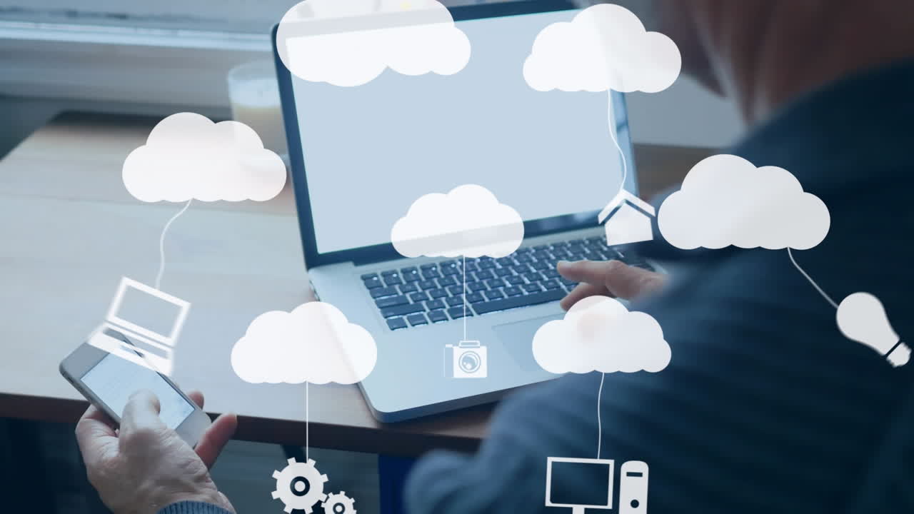 animación de nubes e iconos de medios sobre el hombre usando un teléfono inteligente