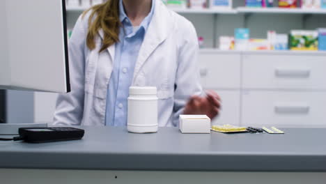 mujer trabajando en la farmacia