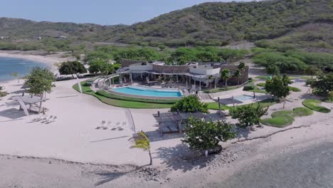 fotografía aérea en órbita del hotel puntarena con playa de arena privada en bani, república dominicana