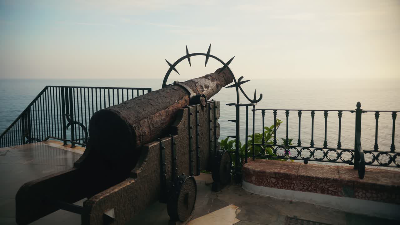 Cannone storico che domina l'oceano da un punto panoramico sulla costa.