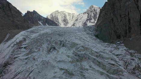 toma aérea cinematográfica de drones del lado del glaciar ak-sai en kirguistán