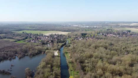 Drone-Vuela-Alto-Y-Rápido-Sobre-El-Río-Great-Stour-Hacia-El-Pequeño-Pueblo-De-Fordwich,-Inglaterra