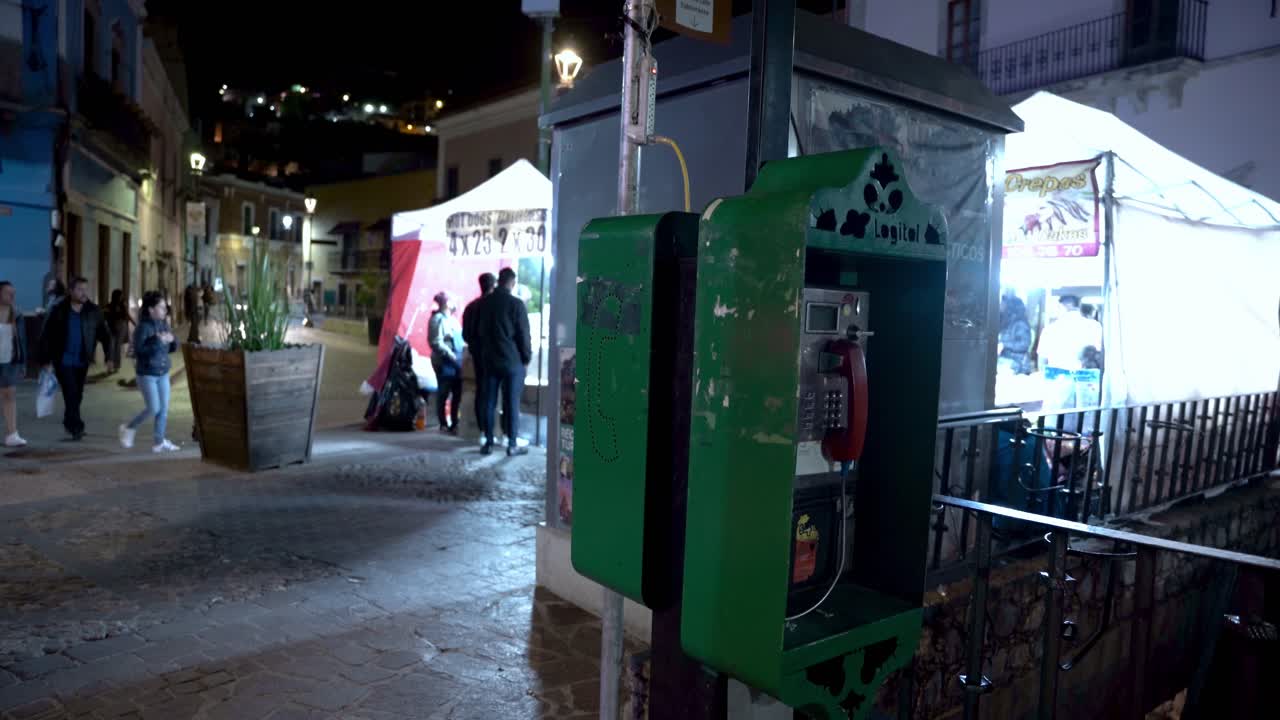 Antigua cabina telefónica en el centro de la ciudad