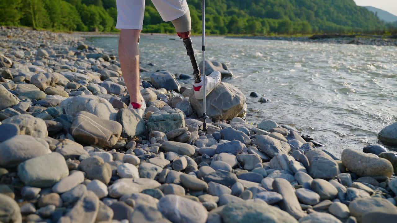 인공 다리 를 가진 사람 이 강 을 따라 산책 하고 있다