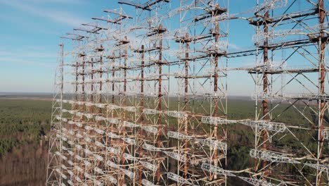 Chernobyl-Dispara-Desde-El-Suelo-Y-Desde-Arriba,-Ajenjo-Estrella,-Pueblo-De-Kopachi-Y-Comprueba-Su-Jardín-De-Infancia,-Nuevo-Sarcófago-Del-Reactor-N.º-4,-Bosque-Rojo-Y-Señal-De-Tráfico-De-Pripyat,-Piscina,-Duga-3