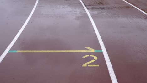 pista de atletismo en el estadio. el suelo marca la segunda pista.