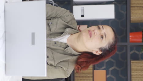 video vertical de una mujer de negocios desmotivada infeliz y aburrida.