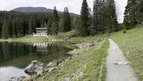 Hermosa-Casa-De-Vacaciones-Junto-Al-Lago-En-Suiza